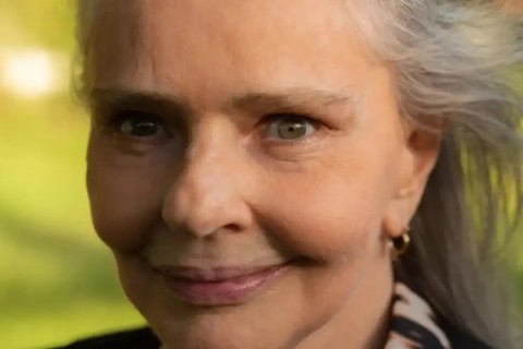 A CANTORA ANGELA RO RO  AOS 76 ANOS