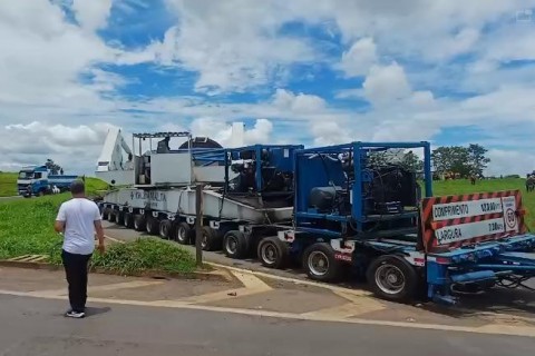 Comboio segue pela BR-262 em direção a Itumbiara (GO), dando sequência à operação de transporte da carga superdimensionada.